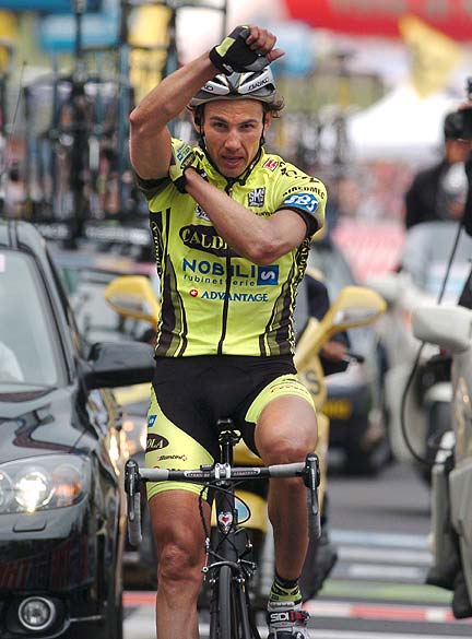 https://legenducyclisme.files.wordpress.com/2010/08/tonkov_flipoff.jpg